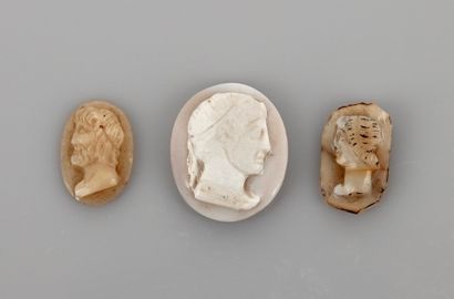 Ensemble de trois camées sur pierre à profil...