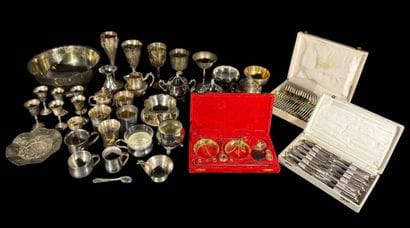 Important lot d'objets en métal argenté et...
