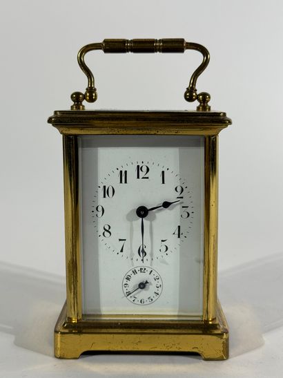 Pendulette de voyage en laiton doré aux vitres...