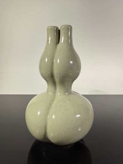 Chine, XXe

Ensemble de deux vases : 

-...