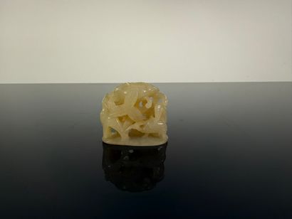 Chine, XXe

Ornement de coiffe en jade céladon...