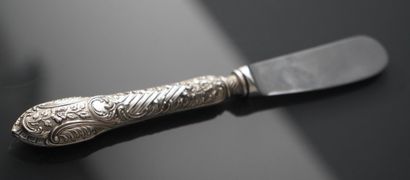 Couteau à beurre, le manche en argent fourré...