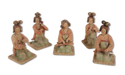 CHINE, XX° siècle
Cinq musiciennes en terre...