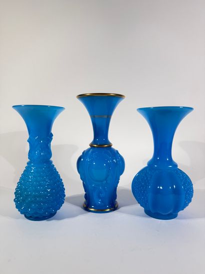 Ensemble de 3 vases en opaline bleue comprenant...