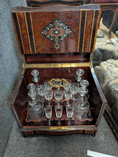 Cave à liqueur en plaquage de loupe d'ormes...
