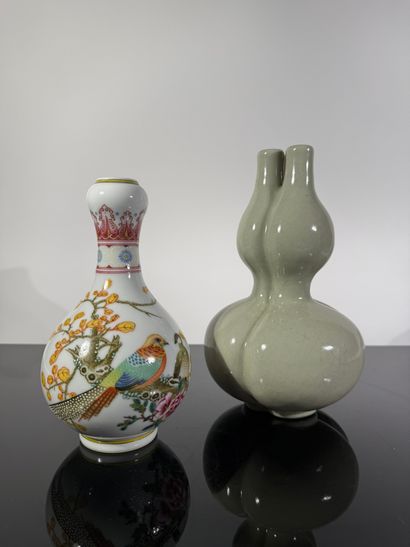 Chine, XXe

Ensemble de deux vases : 

-...