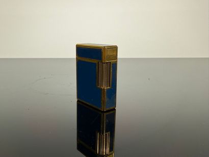 S.T DUPONT

Briquet en laque de Chine bleu...