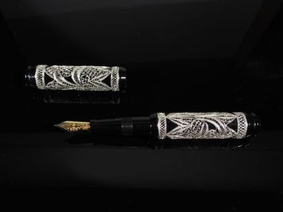 Visconti Taj Mahal

Stylo plume en résine...