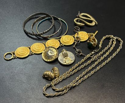 Ensemble de bijoux fantaisie comprenant :...