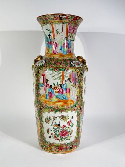CHINE, début du XXe

Paire de vases en porcelaine...