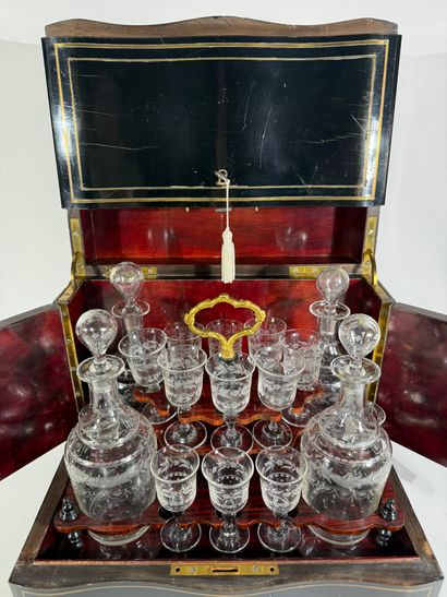 Cave à liqueur en poirier noirçi à décor...