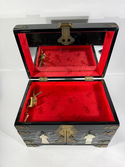 JAPON, XXe

Coffret à bijoux en bois laqué...