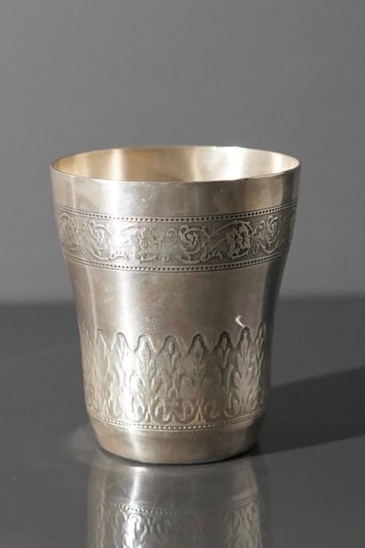 Timbale en argent 925 millièmes à décor guilloché...