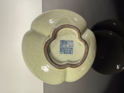 Chine, XXe

Ensemble de deux vases : 

-...