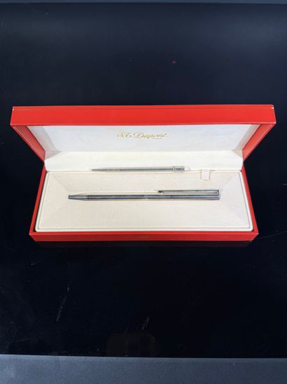 S.T DUPONT 

Stylo en métal argenté 

Signé...