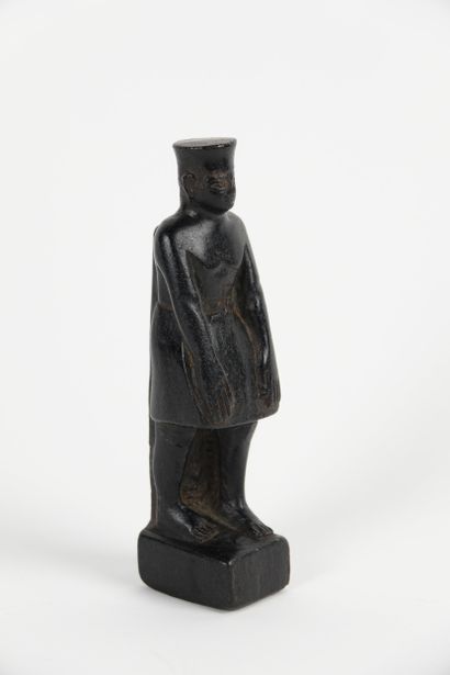 Statuette représentant un prêtre marchant...