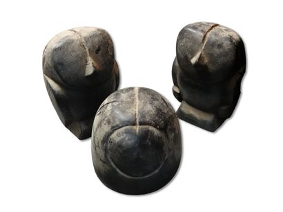 Réunion de 3 œuvres en bois sculpté figurant...