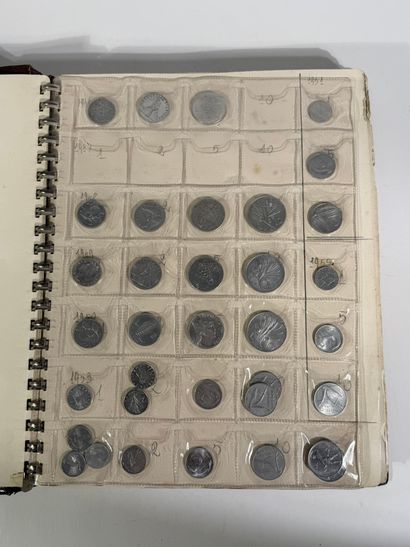 Un album de pièces de monnaies diverses