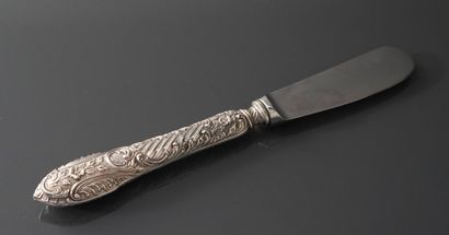 Couteau à beurre, le manche en argent fourré...