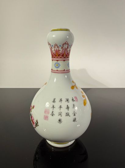 Chine, XXe

Ensemble de deux vases : 

-...
