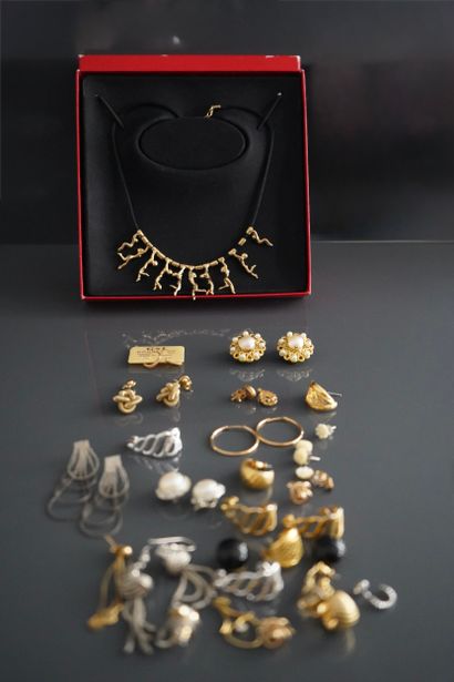 Réunion de bijoux fantaisie comprenant des...