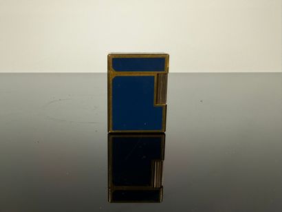 S.T DUPONT

Briquet en laque de Chine bleu...