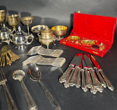 Important lot d'objets en métal argenté et...