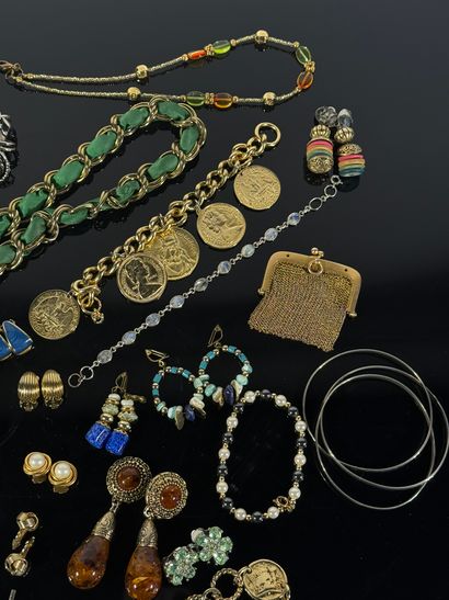 Fort lot de bijoux fantaisie divers comprenant...
