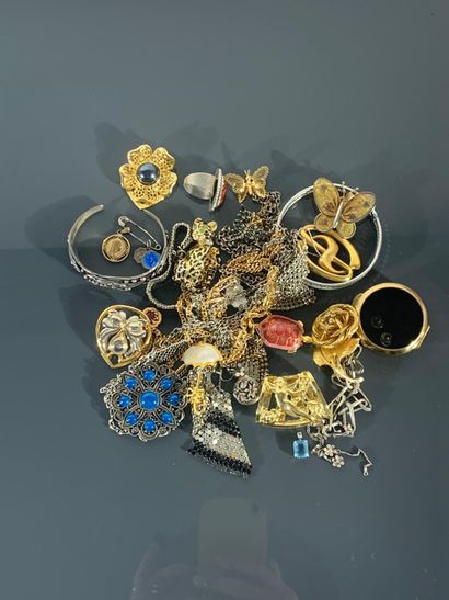 Réunion de bijoux fantaisie comprenant :...