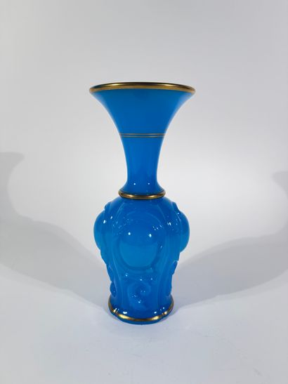Ensemble de 3 vases en opaline bleue comprenant...