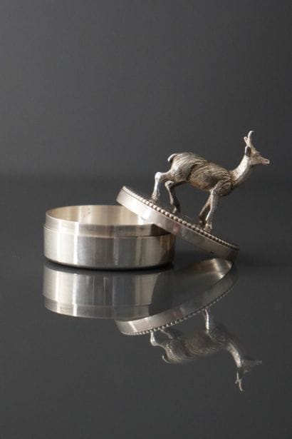 Boîte à dent de lait ou à pilule en argent...
