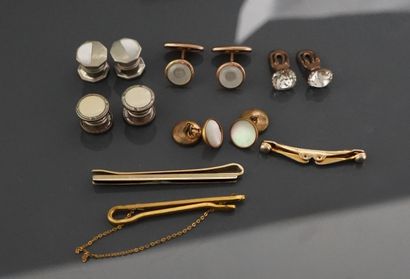 Lot d'élégant comprenant cinq paires de boutons...
