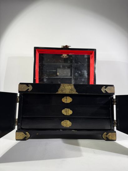 JAPON, XXe

Coffret à bijoux en bois laqué...