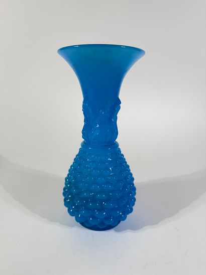 Ensemble de 3 vases en opaline bleue comprenant...