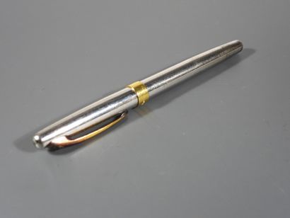 YVES SAINT LAURENT 

Stylo à mine en métal...