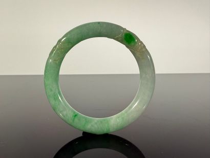 Bracelet jonc en jadéite vert pomme, orné...