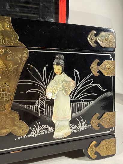 JAPON, XXe

Coffret à bijoux en bois laqué...