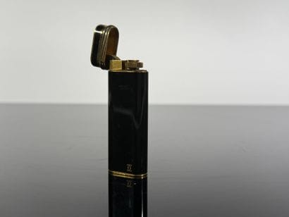 Must de Cartier

Briquet en métal doré et...