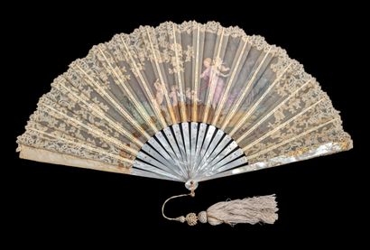 Eventail plié, vers 1900 
Feuille en gaze...