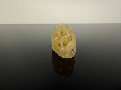 Chine, XXe

Ornement de coiffe en jade céladon...