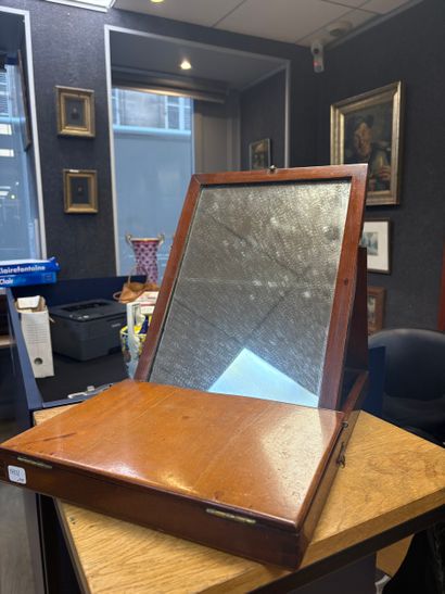 Miroir de voyage en en acajou, ouvrant par...