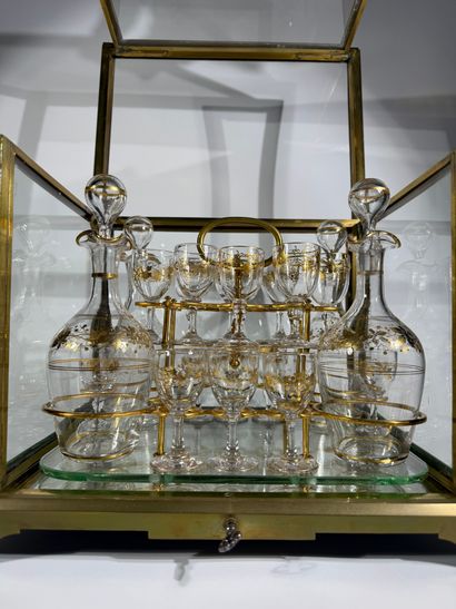 Cave à liqueur vitrine en bronze doré, vitrée...