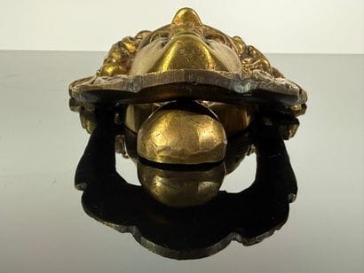 XIXe siècle

Heurtoire de porte en bronze...