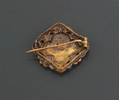 Une broche en or rose 18k 750 millièmes à...
