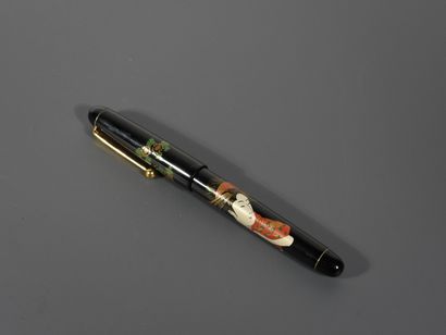 NAMIKI
Stylo plume en laque de chine noire,...