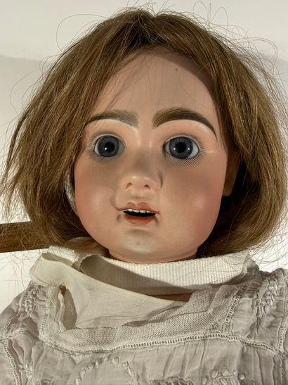 Grande poupée avec tête en porcelaine, corps...