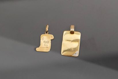 Deux pendentifs en or jaune 18K 750 millièmes,...