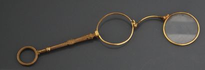 Une paire de binocle en métal doré.
(Acc...