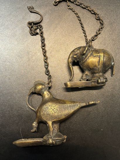 INDE
Deux éléments en bronze représentant...