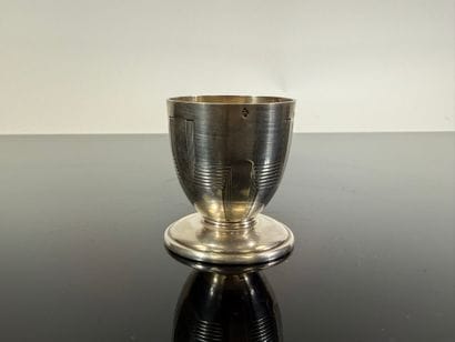 Coquetier en argent 950 millièmes finement...